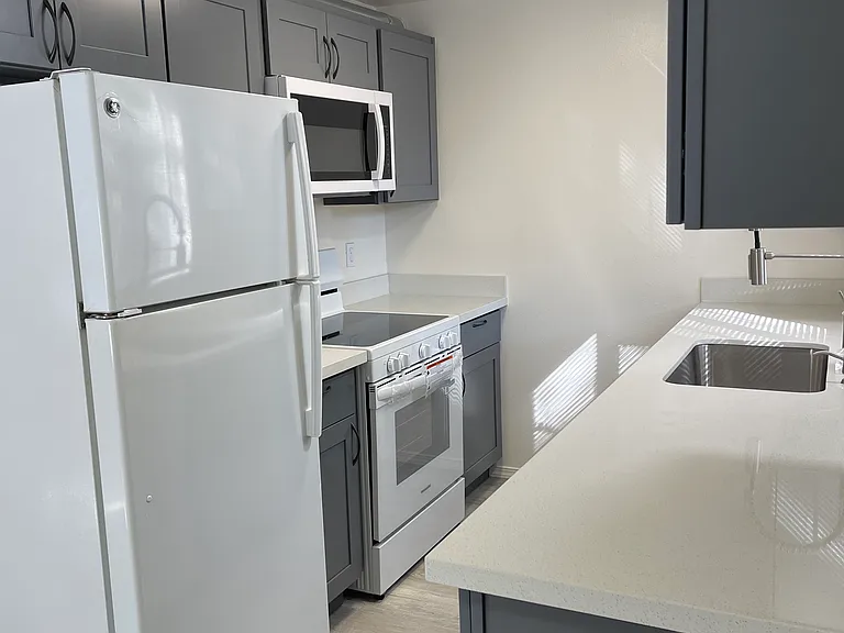 9435 Avondale Rd NE — Photo 3