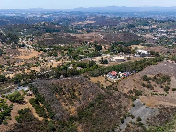 3829 Silverleaf Ln, Vista, CA 92084