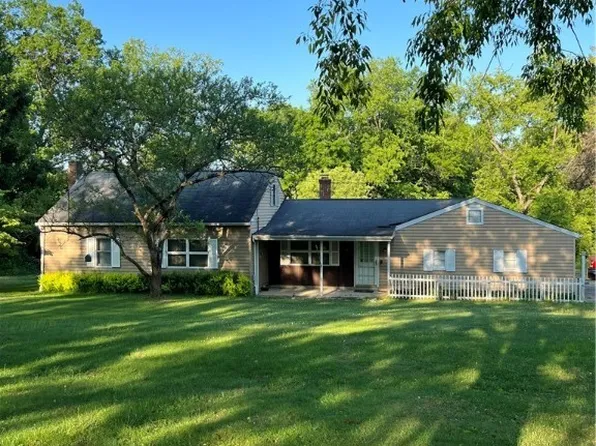 2449 Drummond Ave, Hubbard, OH 44425