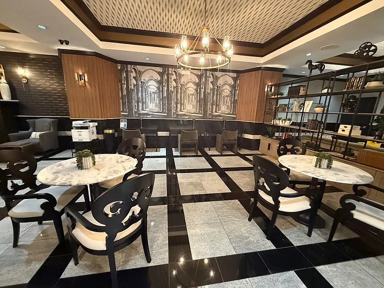 Uptown Regency - 5050 N Sheridan Rd — Photo 8