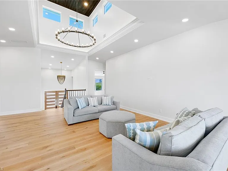 1836 Harbor Ln — Photo 6
