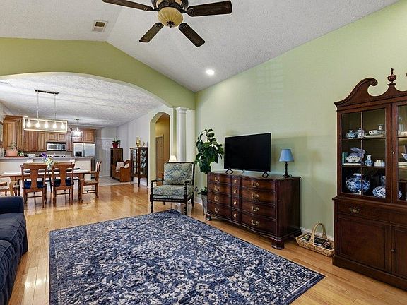 3rd image of 208 Greenwich Dr.