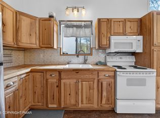 3152 Hamlet Dr, Tobyhanna, PA 18466