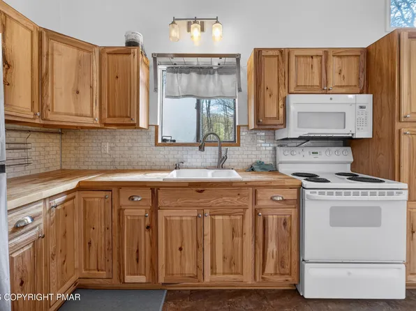 3152 Hamlet Dr, Tobyhanna, PA 18466