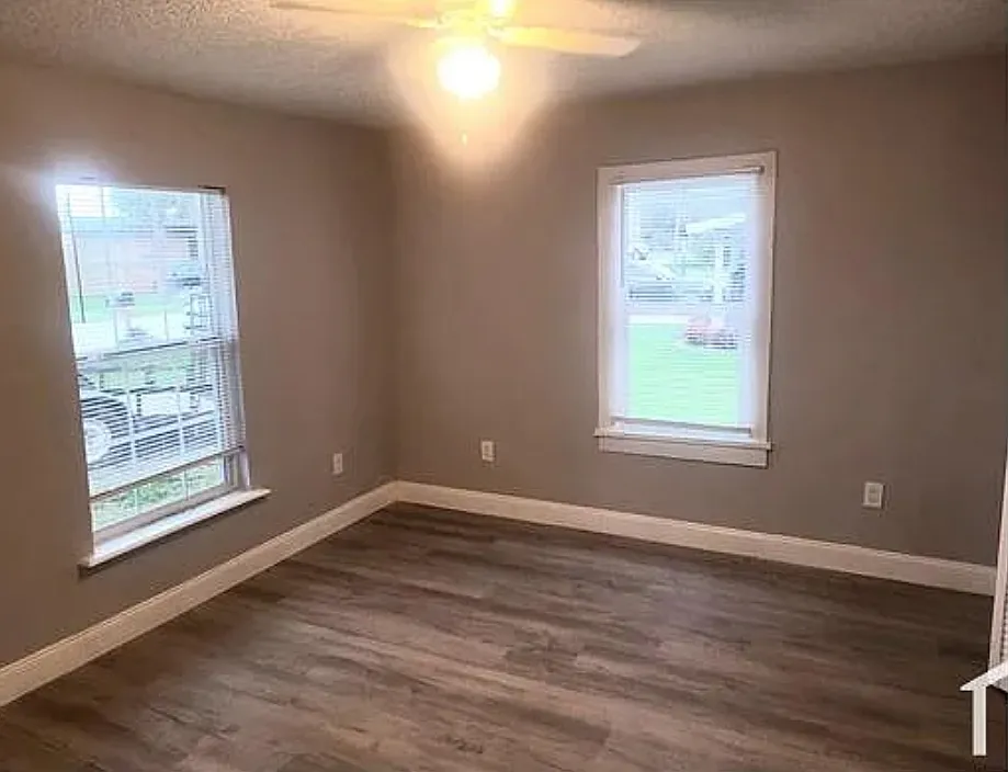 Spacious newly renovated 3 bed 1 bath home for rent. — Photo 3