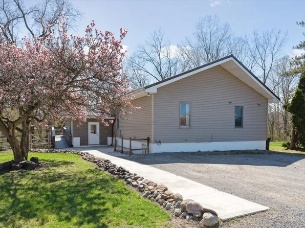 7410 Warwick Rd, Hudson, MI 49247