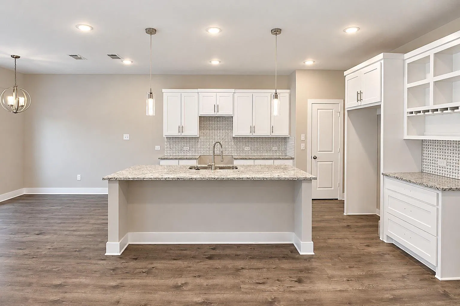 4 bed, 2.0 bath, 1411 sqft, $2,300 — Photo 3