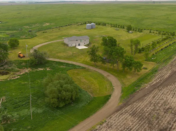 950 94th St SE, Strasburg, ND 58573