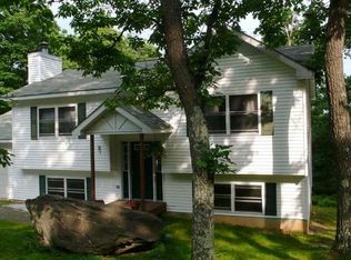 822 Mallard Ln, Bushkill, PA 18324
