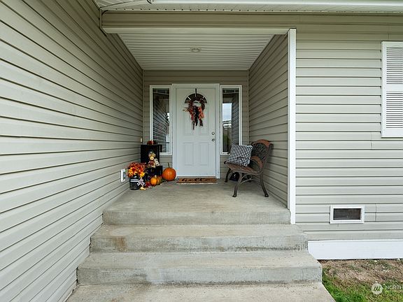 5th image of 12211 14th Street NE