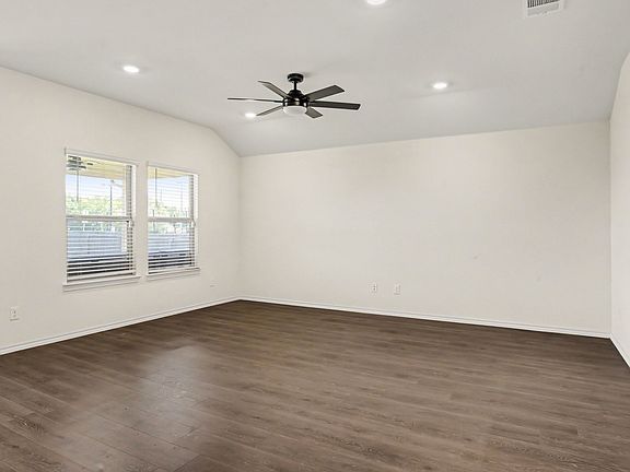 3rd image of 1207 Honeysuckle Dr