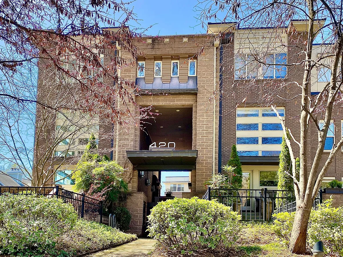 Primary Photo - 420 Queens Rd #1