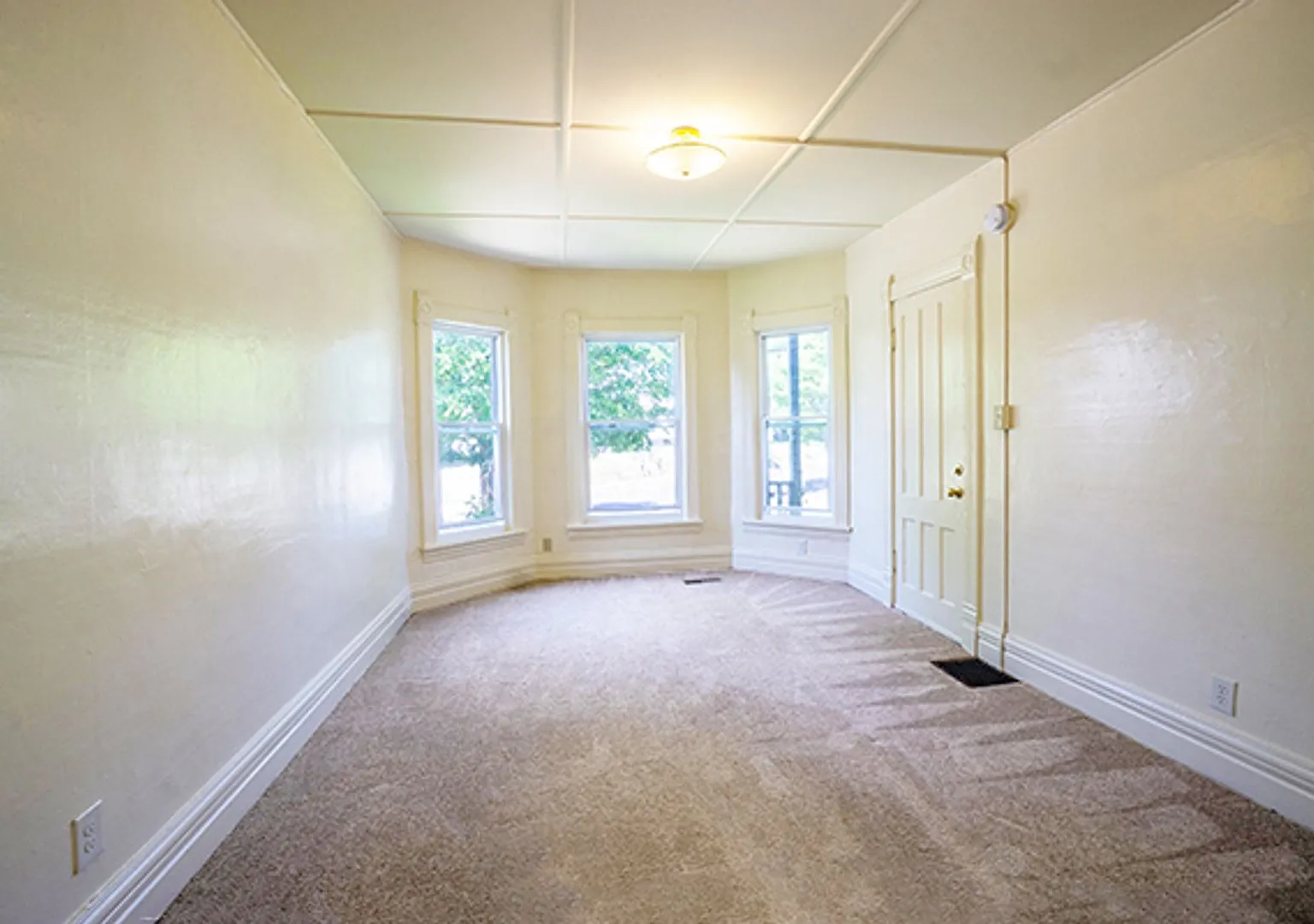 713 S Beech Apt 1 - Available 6/1/27 - First Floor Close To Shops and Restaurants — Photo 1