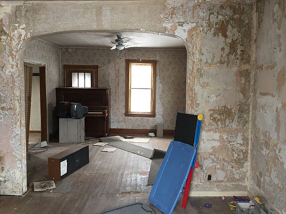 4th image of 204 2nd St S