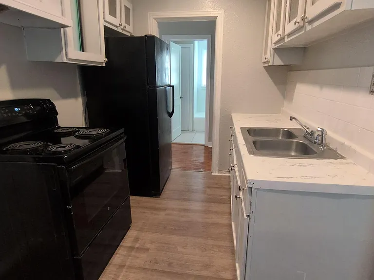 1037 Detroit St — Photo 11