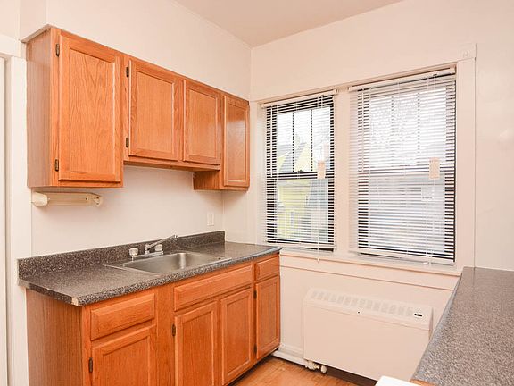 3rd image of 1139 Oak Ave APT 2W