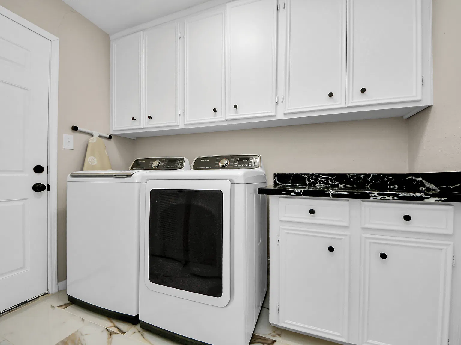 5 bed, 3.5 bath, 3197 sqft, $3,200 — Photo 2