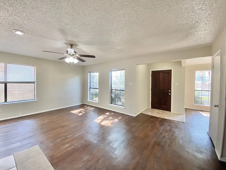 2202 Prairie Creek Trl — Photo 2