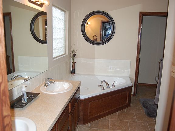 4th image of 1411 E Woodbrook Ct