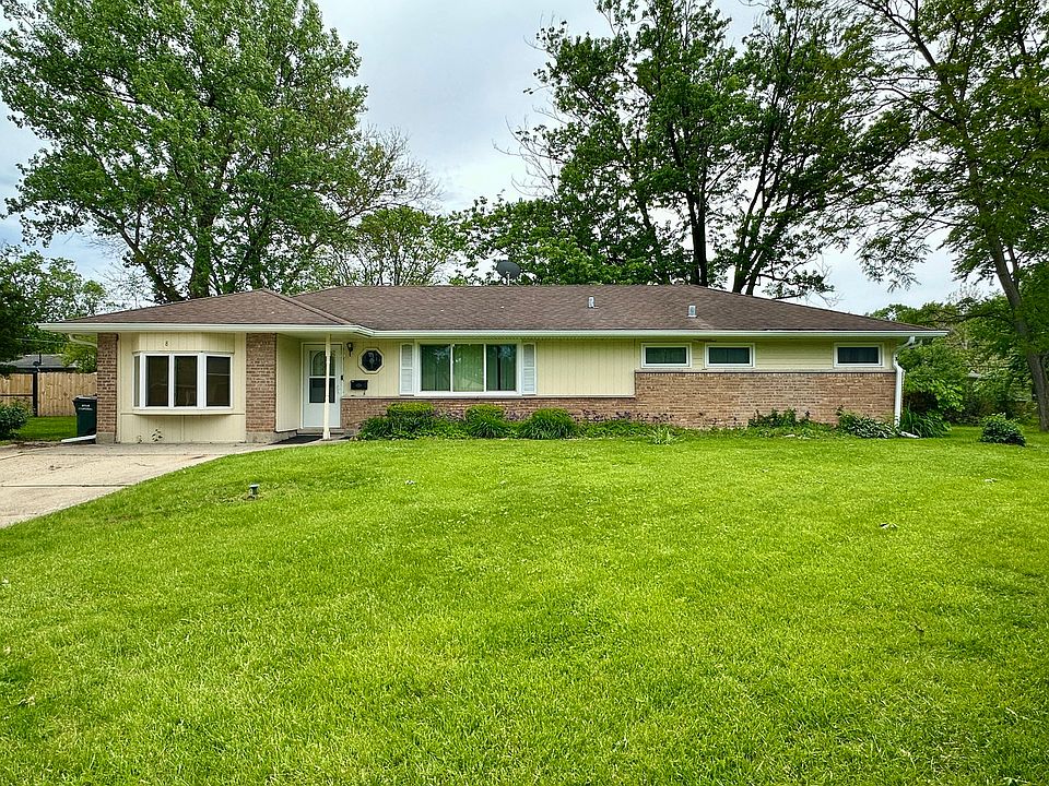 1st image of 8 Waverly Ct