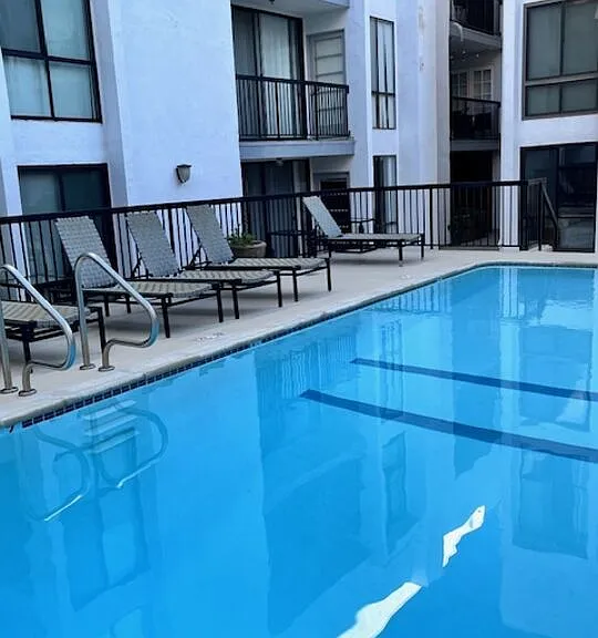 906 N Doheny Dr #512 — Photo 33