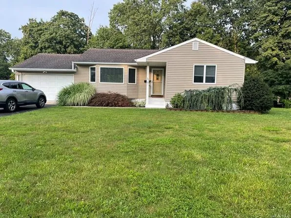 22 Freund Dr, Nanuet, NY 10954
