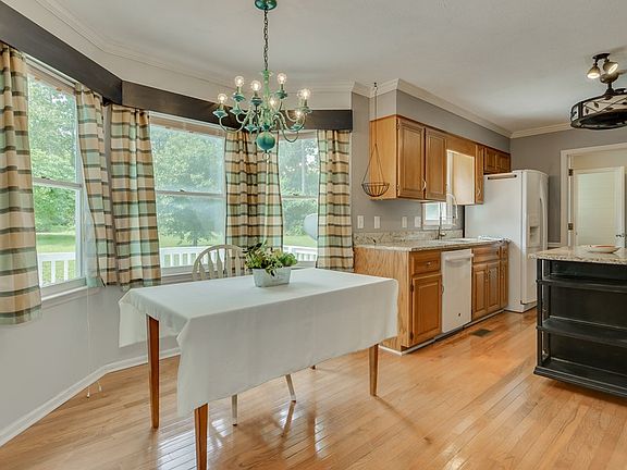 3rd image of 16 Foxdale Ct