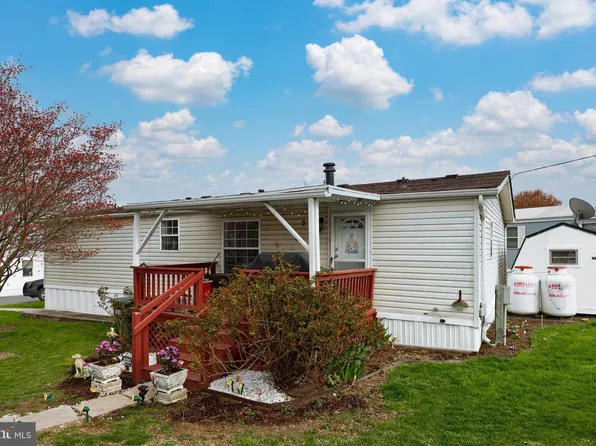 6 Hilltop Ave, Akron, PA 17501