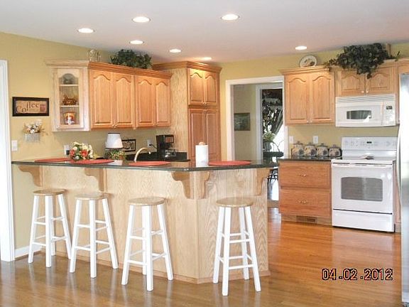 Open Kitchen,Granite Counters,Hardwood Floors