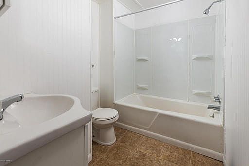 4th image of 3893 Oakes St SW