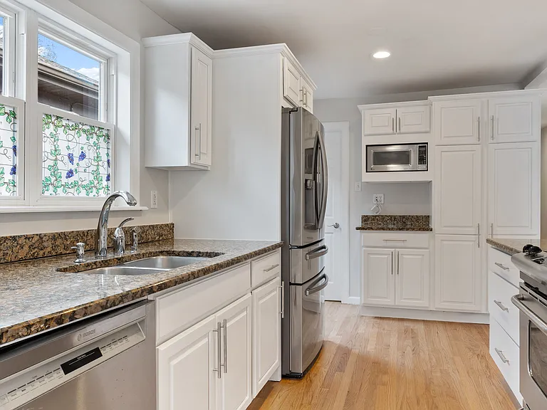 1100 Edmer Ave — Photo 2