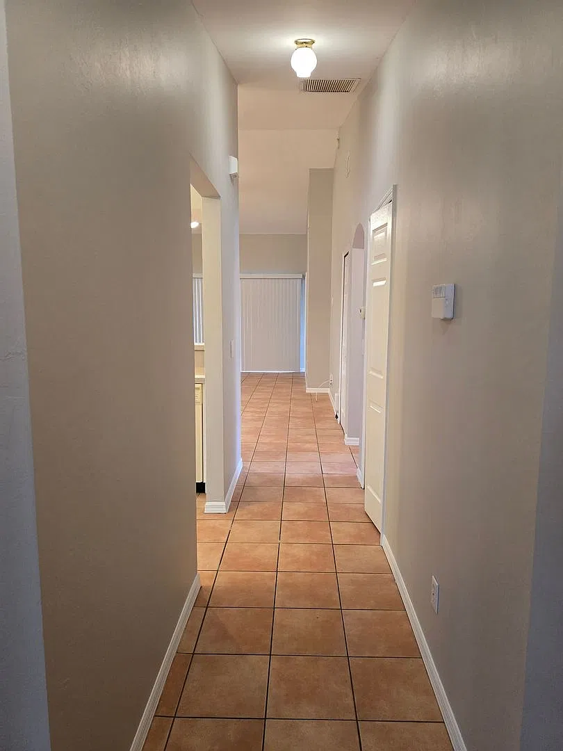 Nice Freshly Painted All Tile 3 Bedroom 2 Bath Duplex With 1 Car Garage — Photo 2