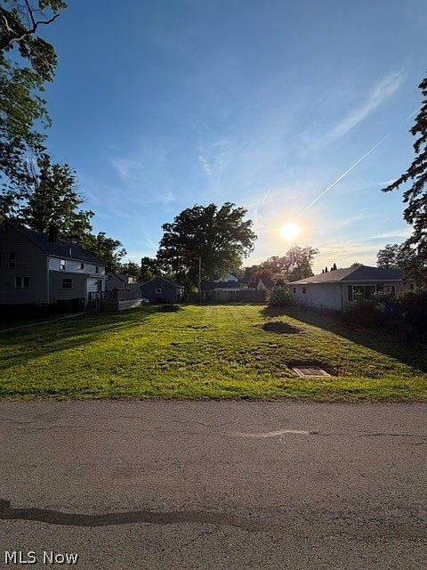 2nd image of 206 Oakwood Dr
