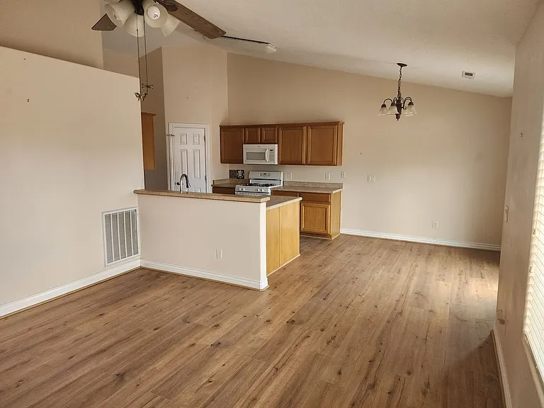 1421 Northern View Dr — Photo 10
