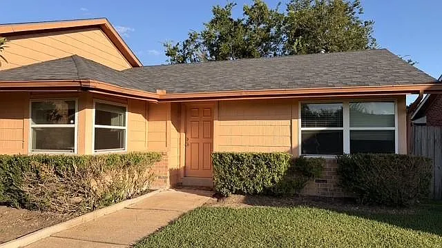 3 bed, 2.0 bath, 1342 sqft, $1,800 — Photo 2
