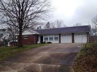 101 Chapman Ln, Hurricane, WV 25526