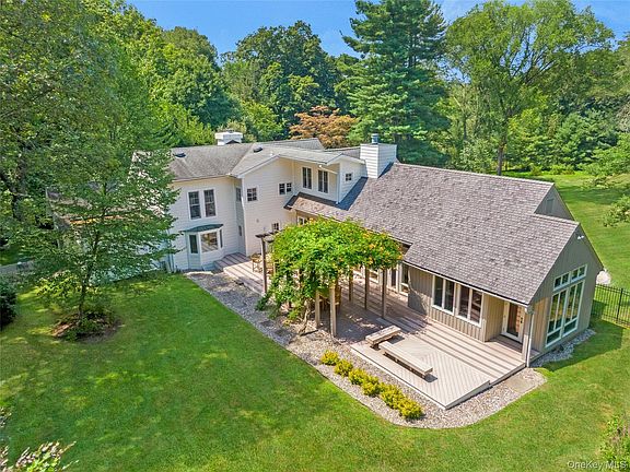 3rd image of 360 Crow Hill Road