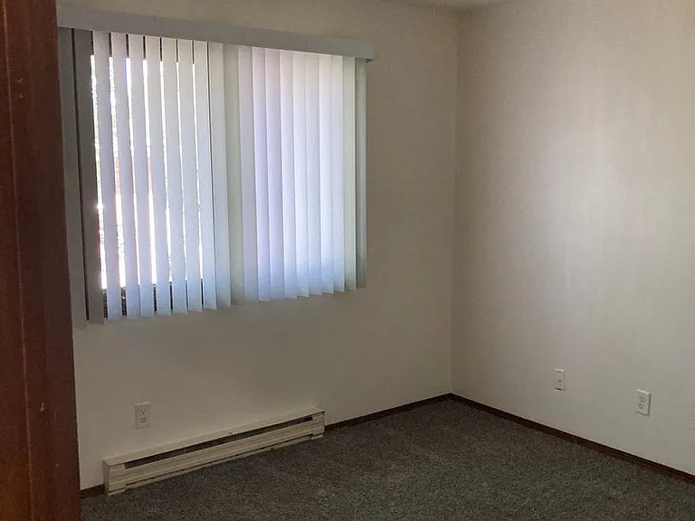 Immaculate Updated 2 Bedroom — Photo 26