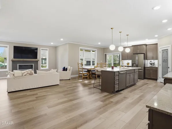 552 Northstar Dr, Grafton, ND 58237