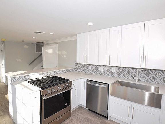 5th image of 335 N Albany Ave