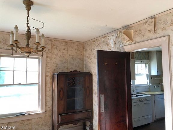 4th image of 163 Woodland Ave