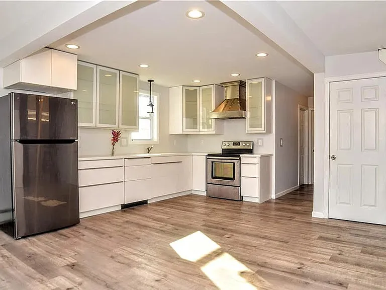 118 Webb Ave — Photo 2