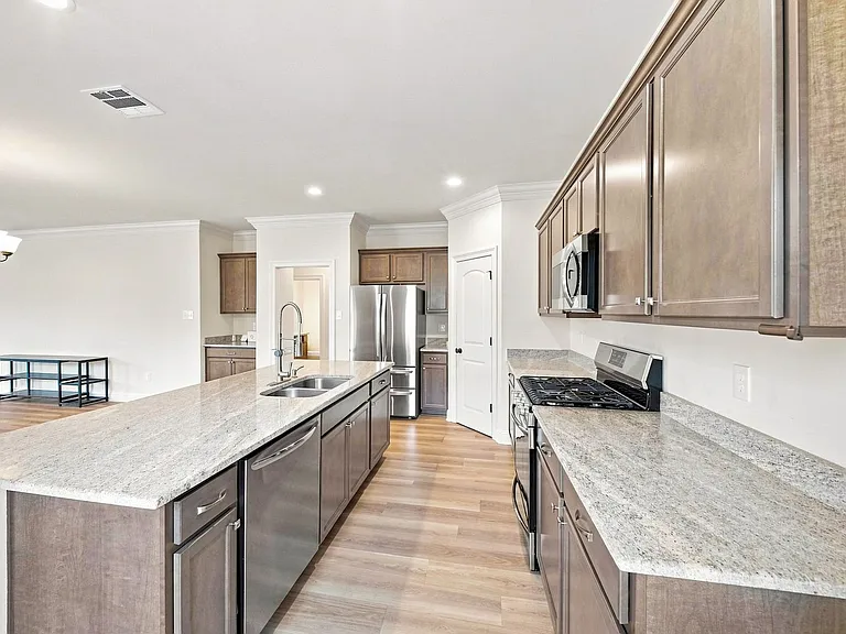 7211 Kenilworth Crossing Ave — Photo 3