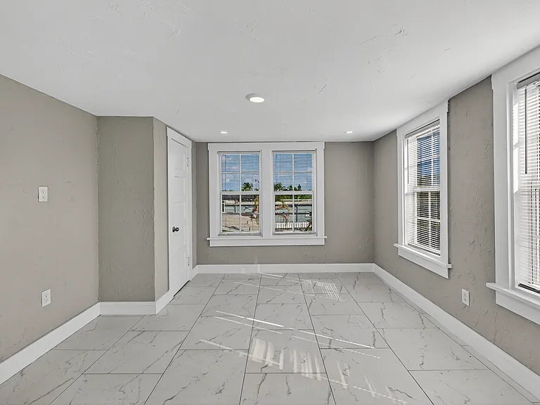 724 Bradley St — Photo 2