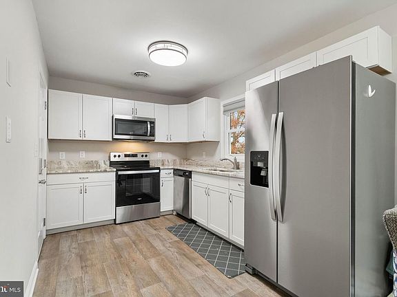 3rd image of 813 Sherwood Ln