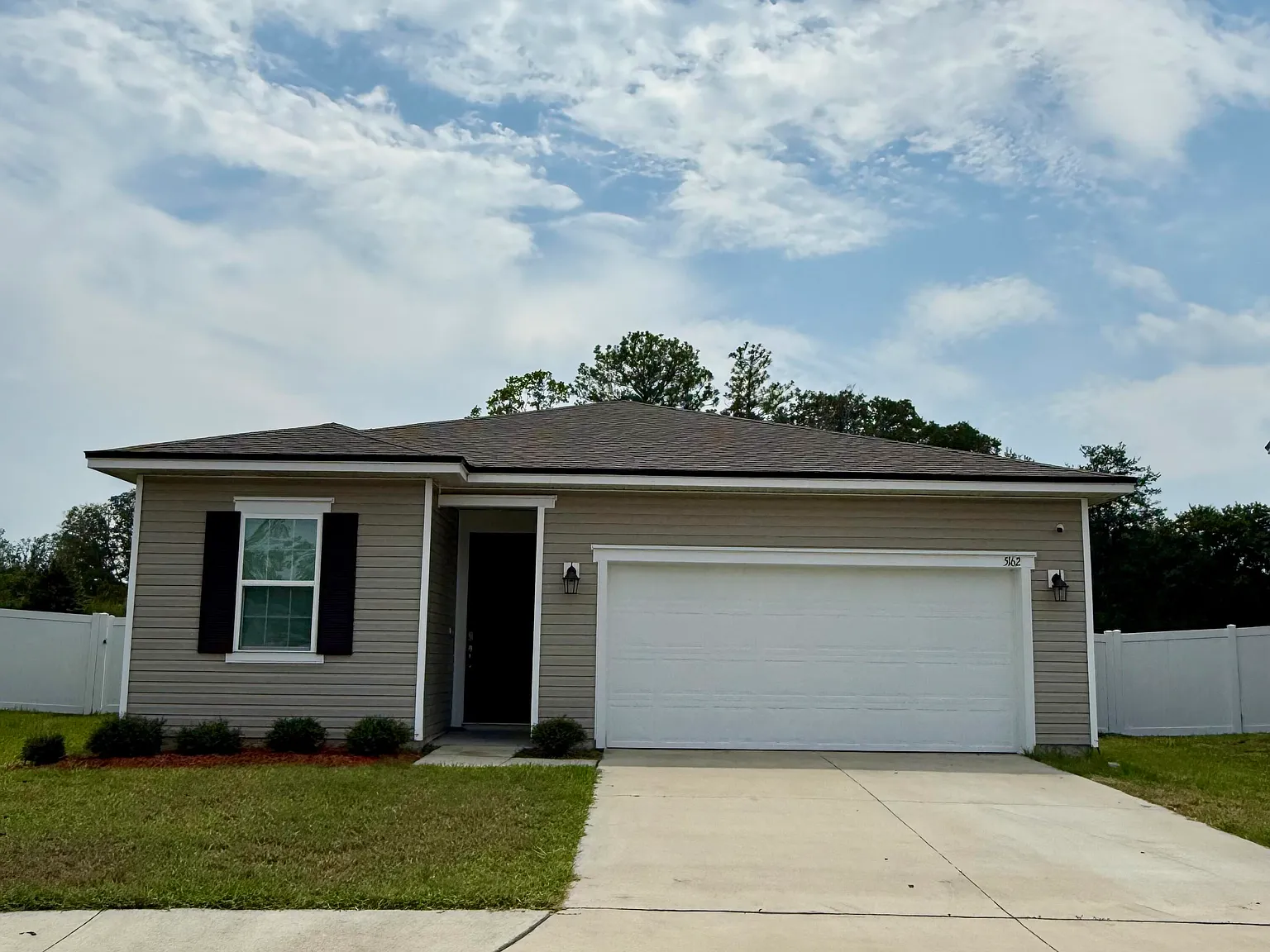4 bed, 2.0 bath, 1816 sqft, $2,150 — Photo 2