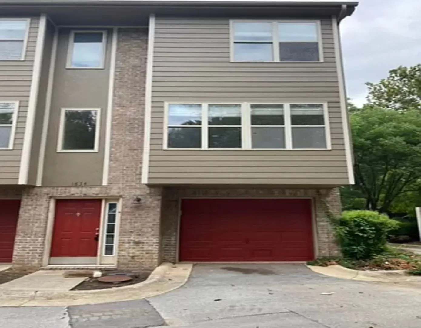 3BD / 2.5BA Completely Remodeled Townhome W/ Garage, Minutes From UofA Campus — Photo 1