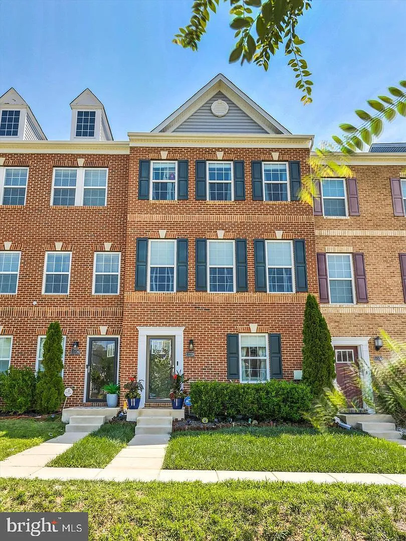 3 bed, 4.0 bath, 2520 sqft, $3,200 — Photo 3