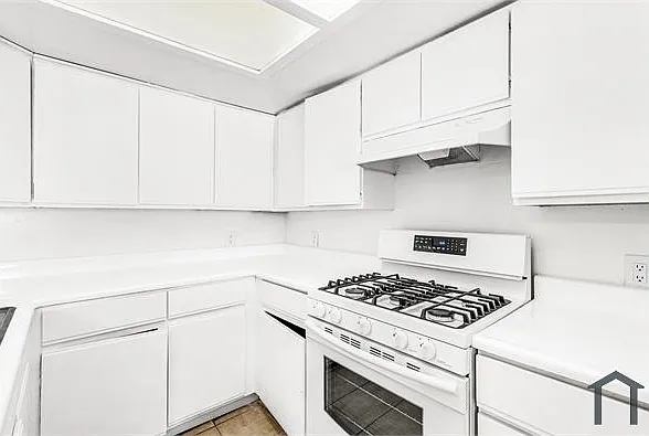 15603 Parthenia St #205 — Photo 5
