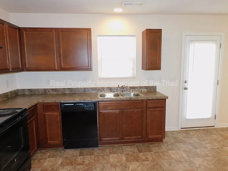 415 Hidden Brook Ln — Photo 5